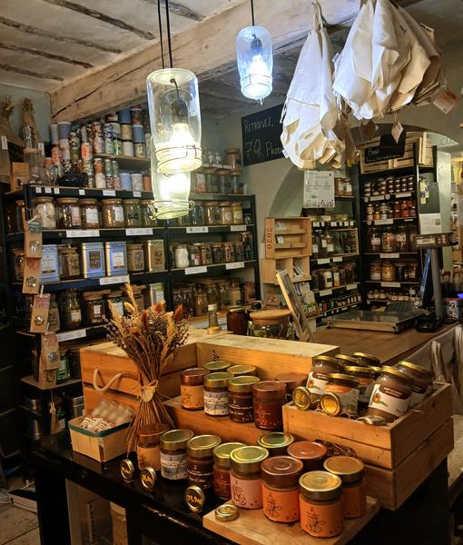 Produits en vente à l'épicerie, miel, épices...