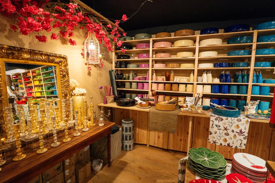 Interieur de la boutique assiettes de différentes couleurs, bougoirs ...