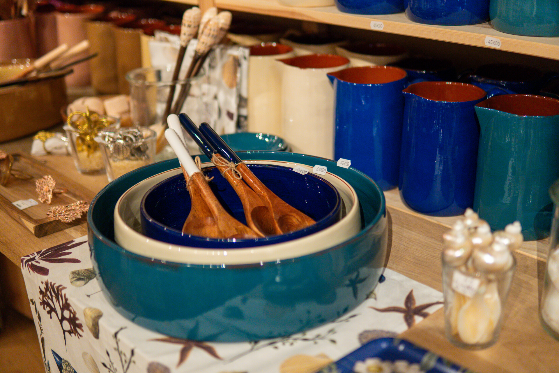 Assiettes et plats de tables