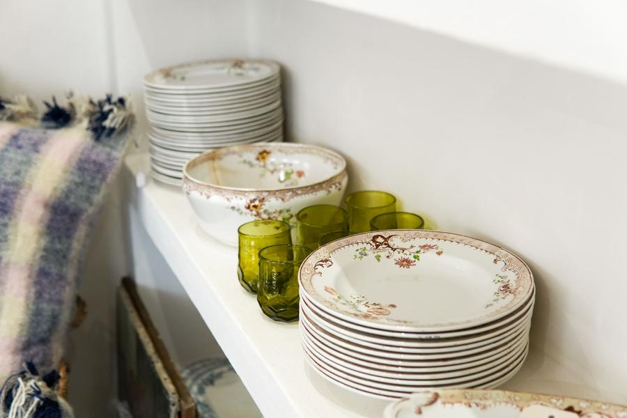 Vaiselle en porcelaine avec des détails floraux
