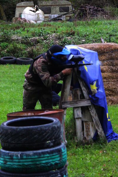 Paintball dans l'herbe derrière une bache
