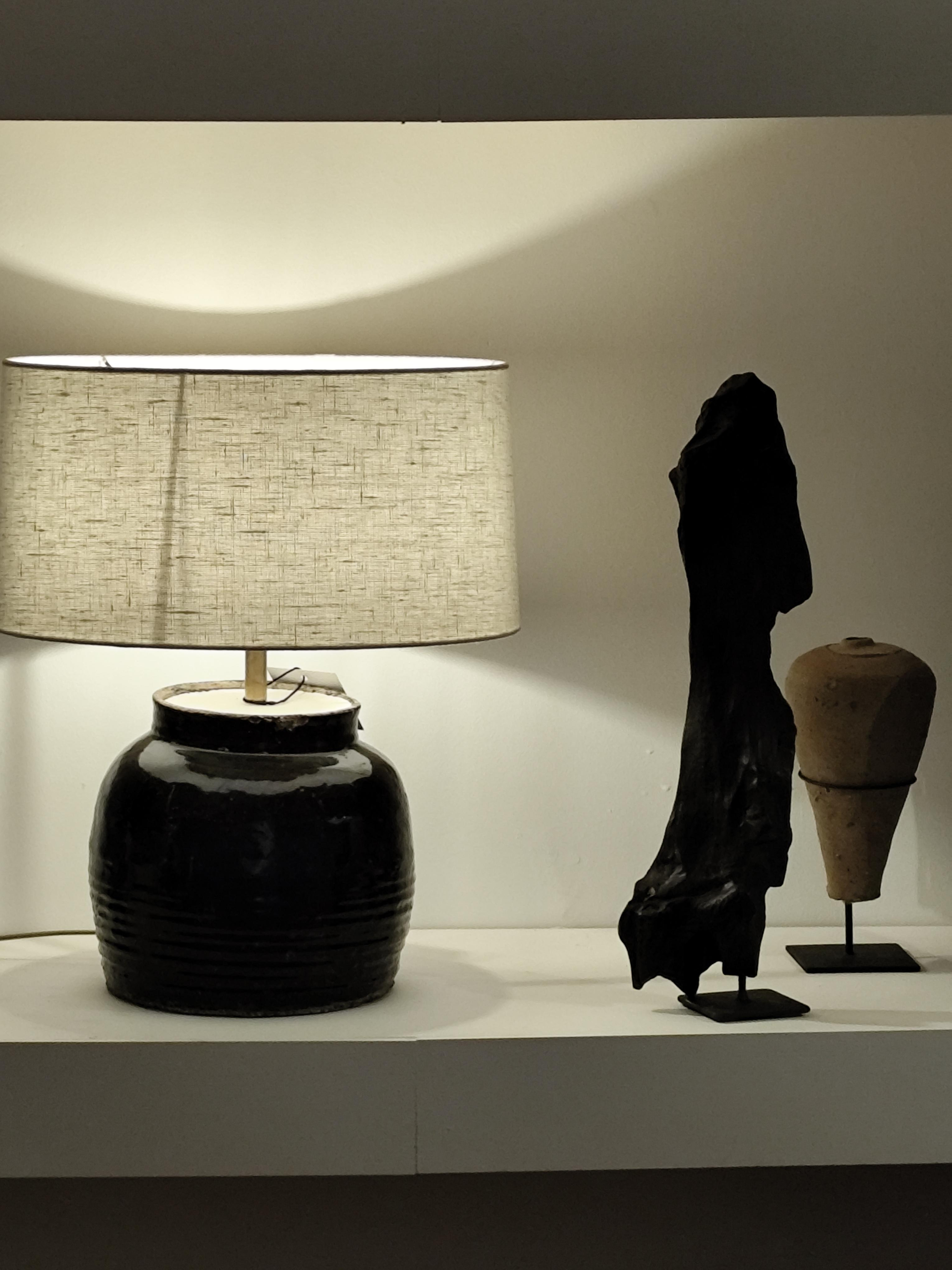 lampe beige et sculptures en bois et céramique