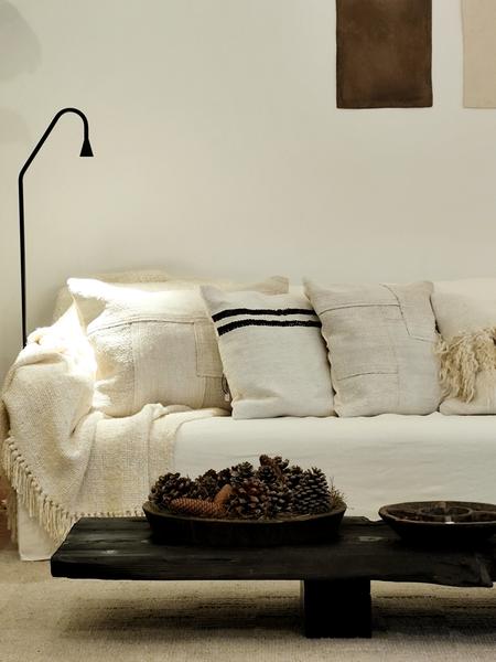 Canapé blanc avec une table noire