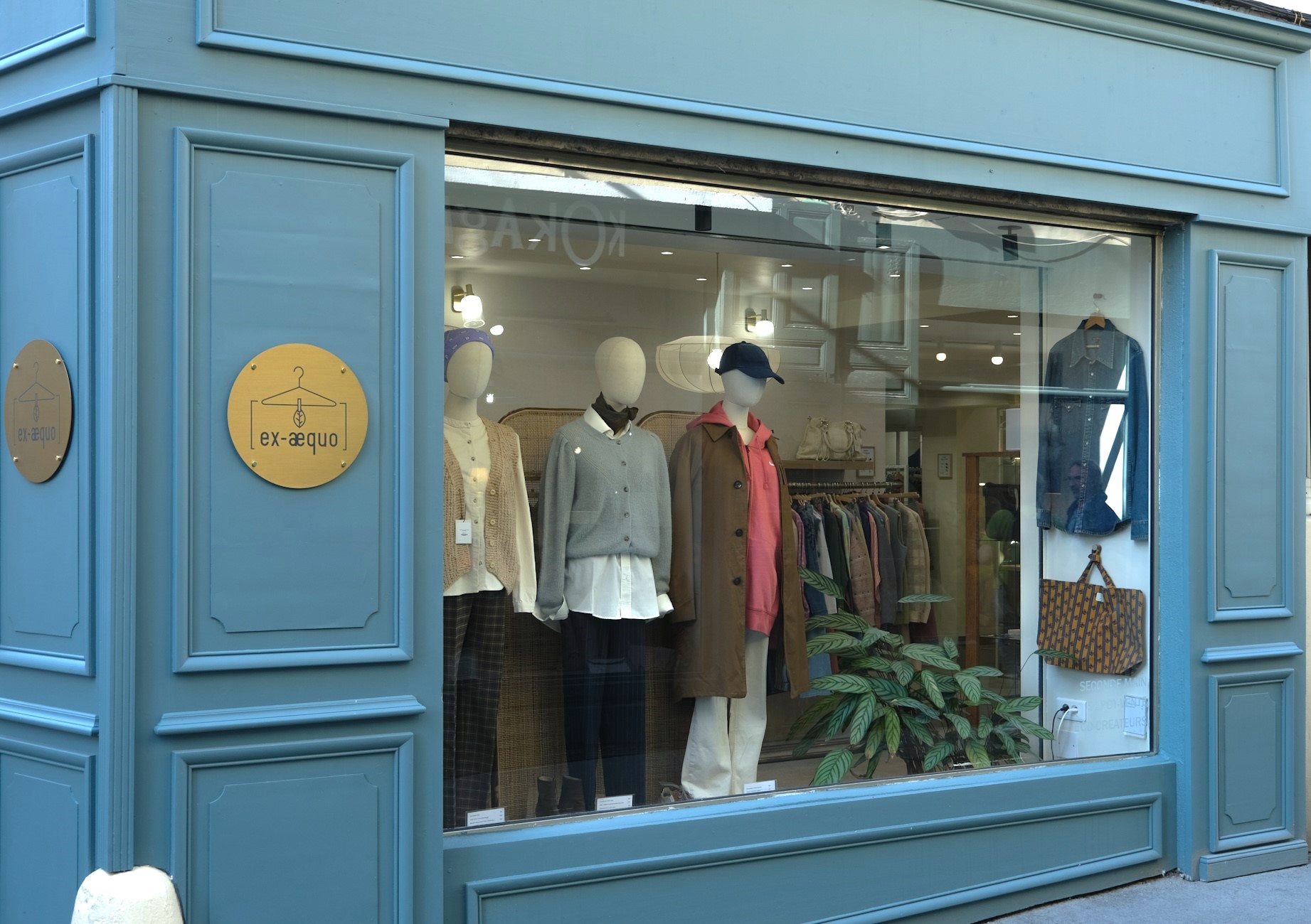 Façade de la boutique Ex-Aequo Store à L’Isle-sur-la-Sorgue, présentant une vitrine élégante avec une sélection de vêtements féminins de seconde main et de pièces tendance.