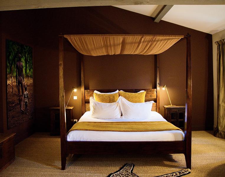 Suite junior aux couleurs chaudes jaune et marron.