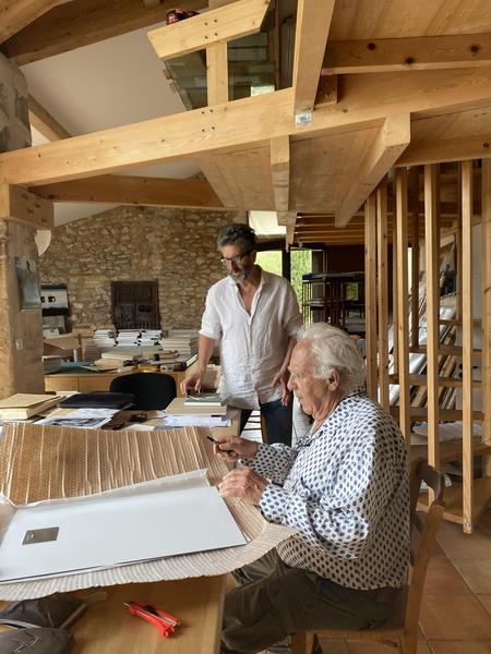 Bureau en bois avec deux personnes 