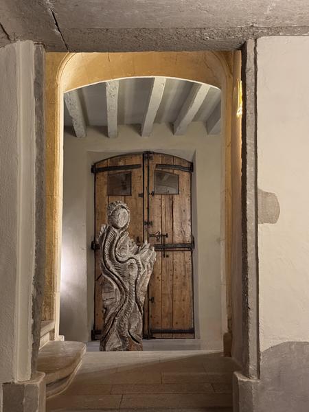 Sculpture devant un porte en bois ancienne
