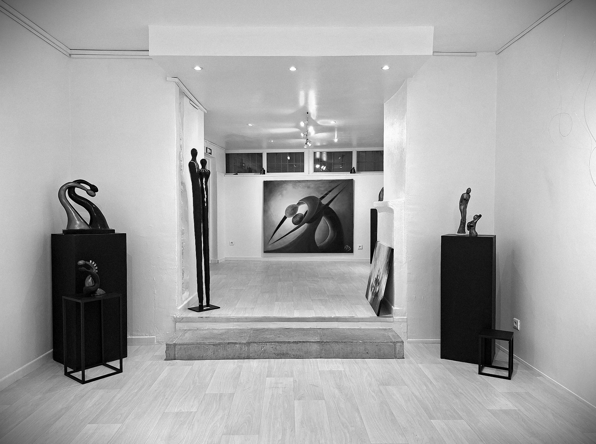 Photo en noir et blanc de l'entrée de la galerie