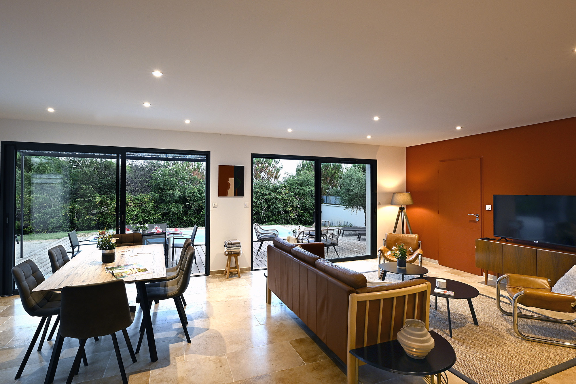 Salon terra cota lumineux donnant sur la piscine