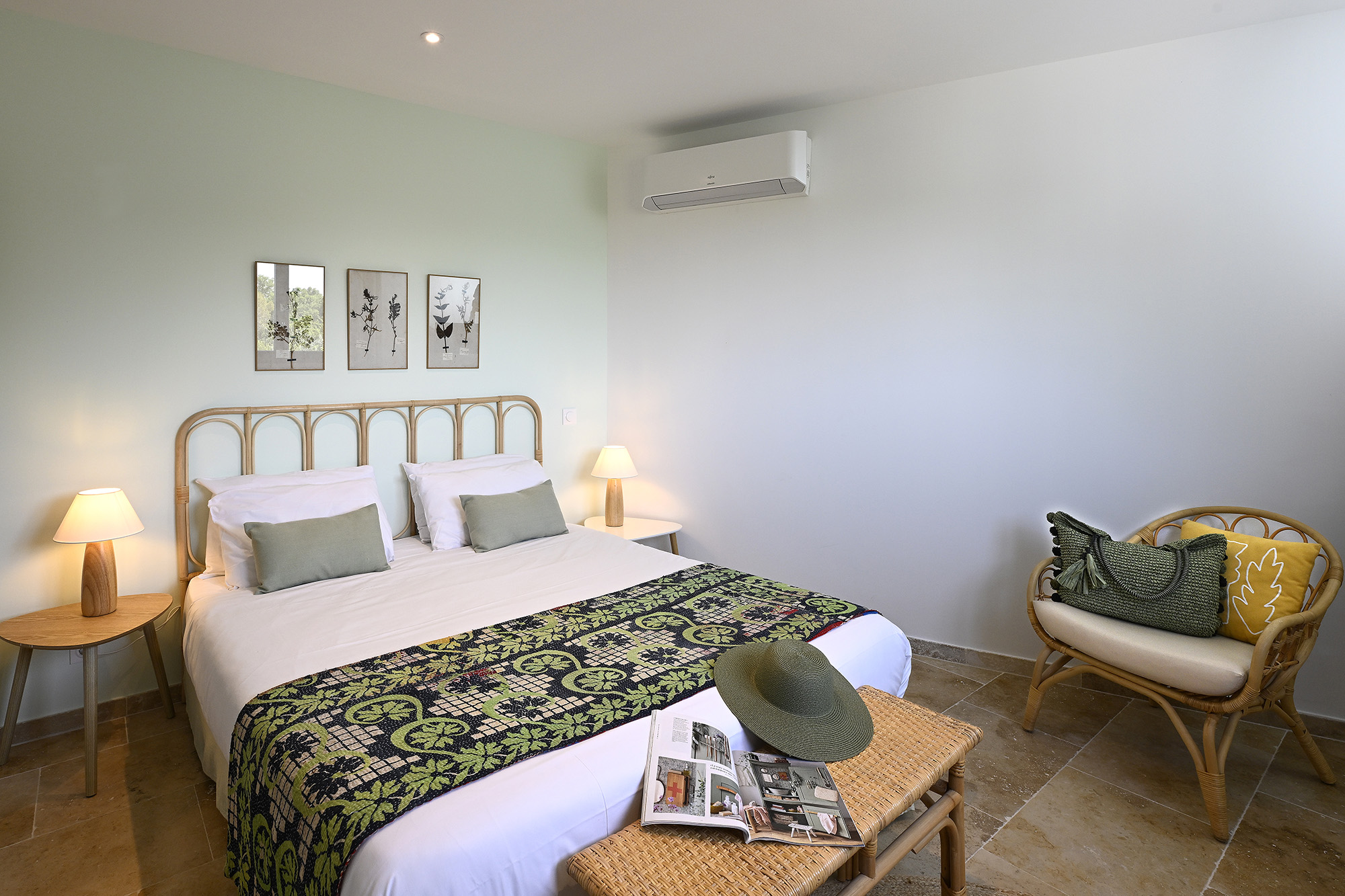 Chambre avec lit double et détails verts kaki