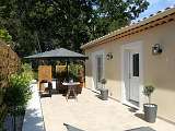Terrasse avec grand parasol