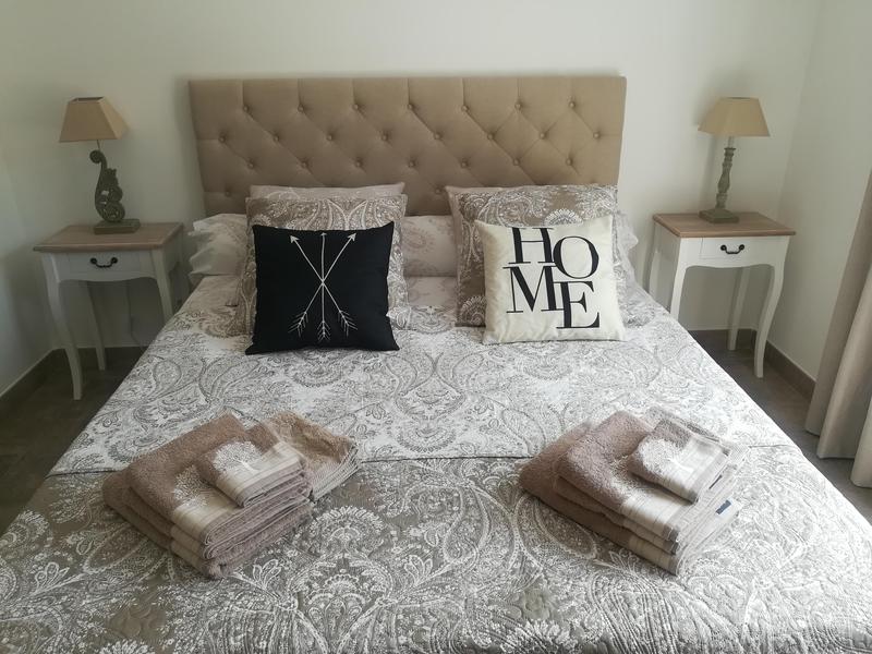 Chambre avec lit double et tête de lit capitonée