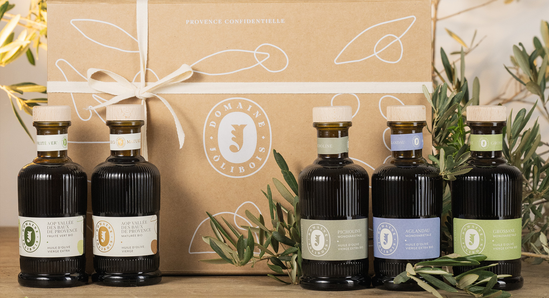 Les différentes cuvées d’huiles d’olive biologiques du Domaine Jòlibois présentées dans un élégant coffret aux accents provençaux. Une mise en scène raffinée qui met en valeur le savoir-faire artisanal et l’univers premium du domaine.