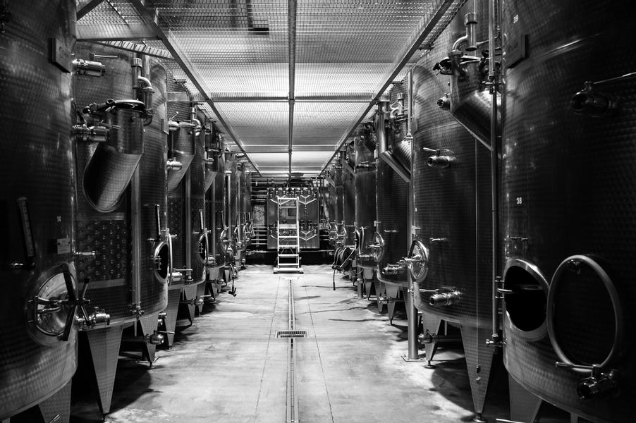 photo en noir et blanc - allée de fûts inox