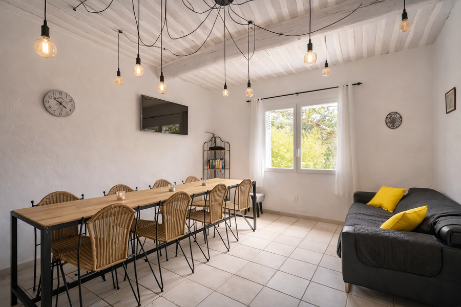 salle à manger et salon bois et noir