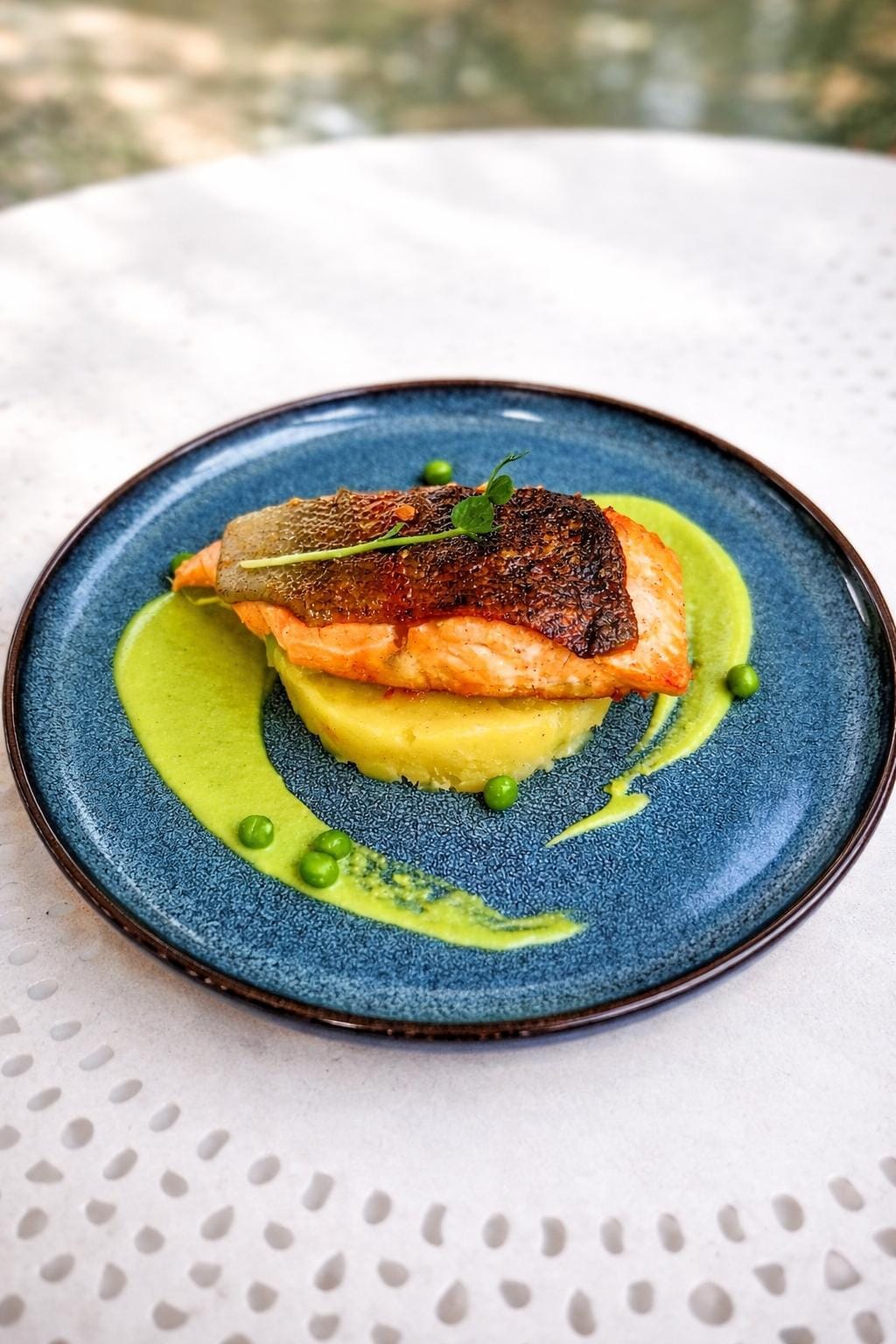 velouté de petits pois avec purée et saumon grillé