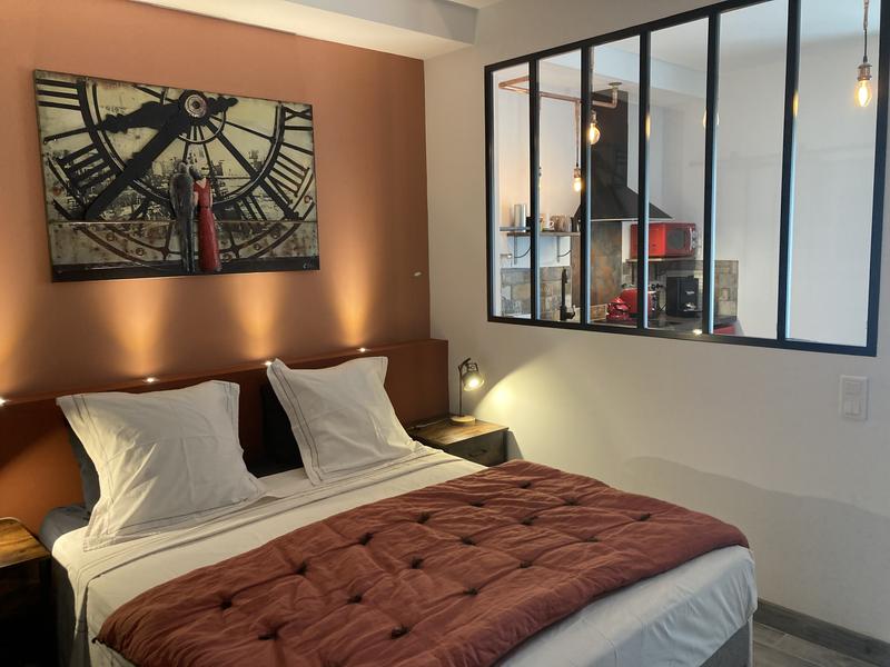 Chambre couleur terra cota avec un lit double 