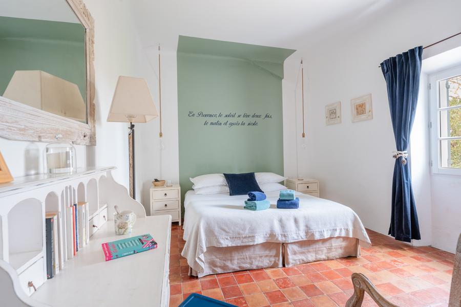 Chambre avec lit double vert sauge et blanc