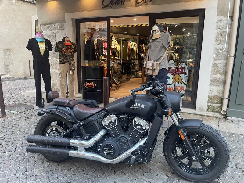 moto indian devant devantureet mannequins à l'extérieur
