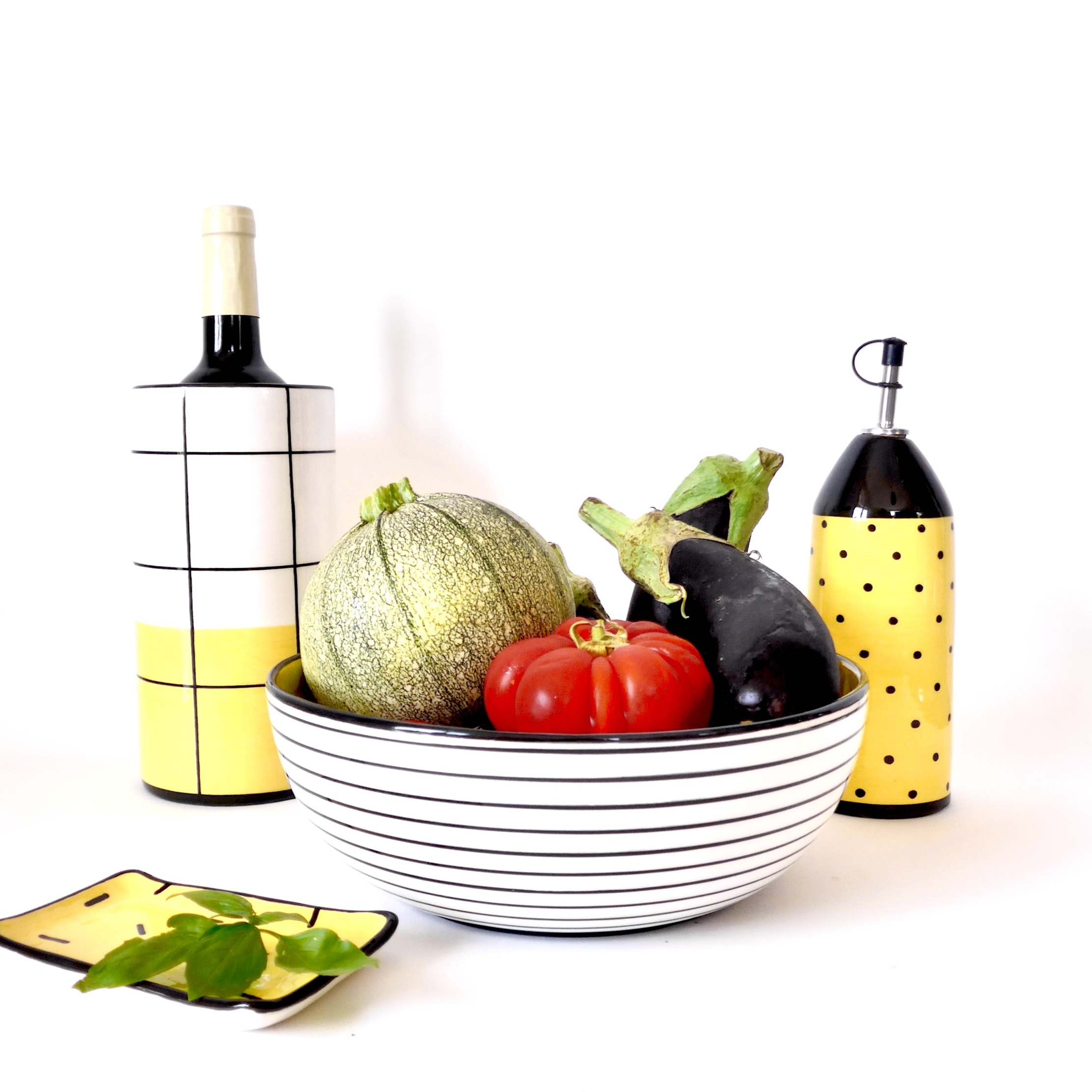 Huillier et seau à vin en céramique avec saladier blanc et noir