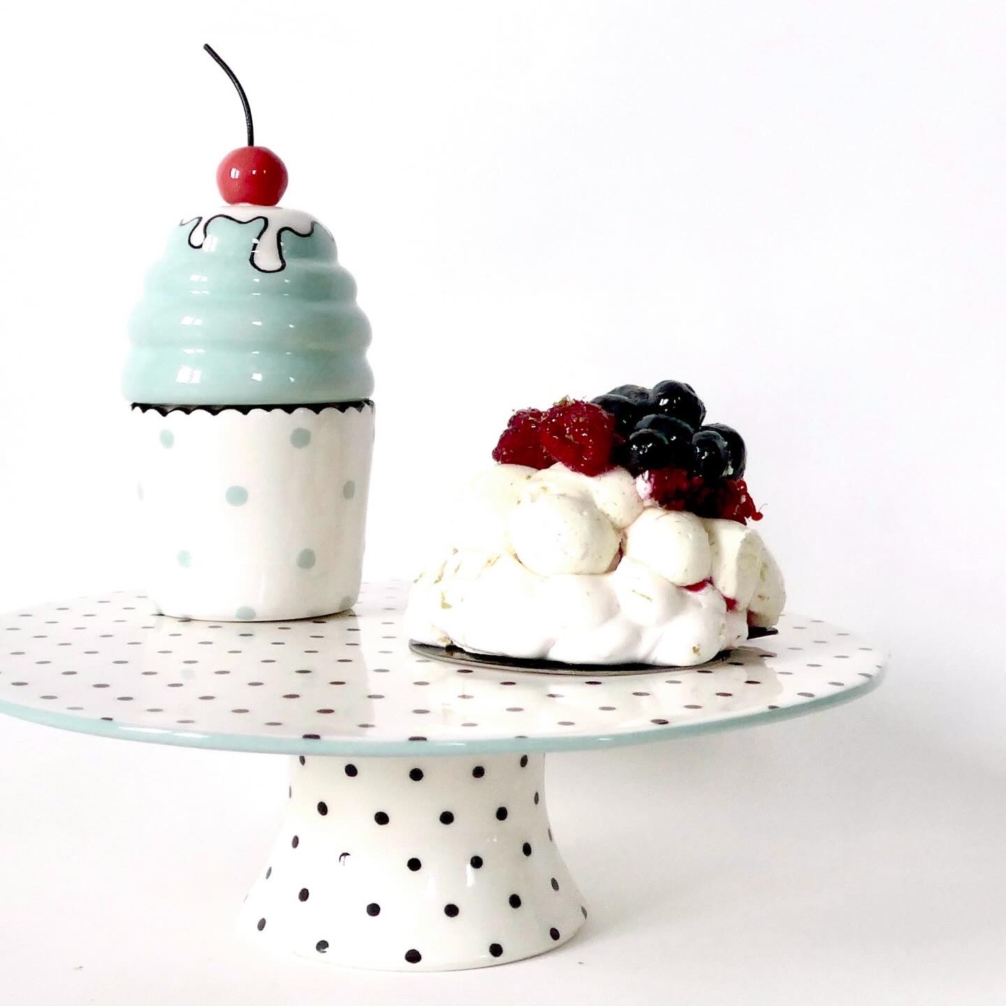 cup cake en céramique avec cerise + plat à gateau à pois sur pied