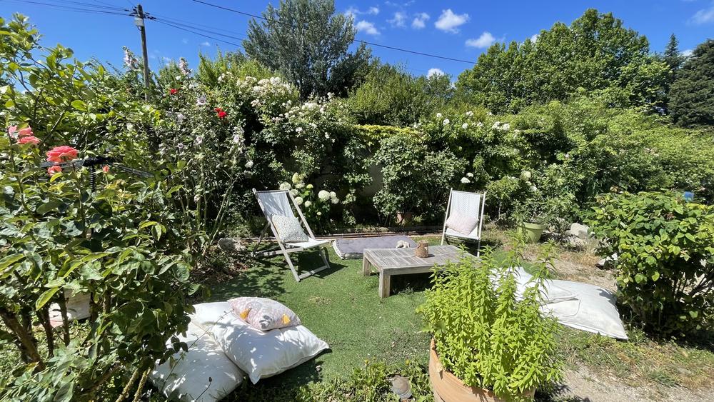 Jardin avec chaises et table