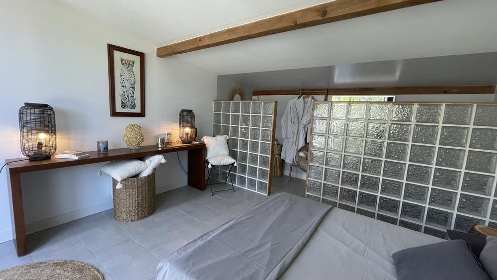 Chambre avec lit double 