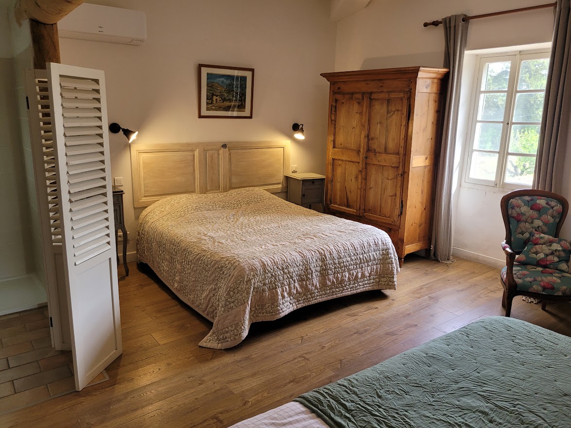 Chambre avec une tête de lit en porte