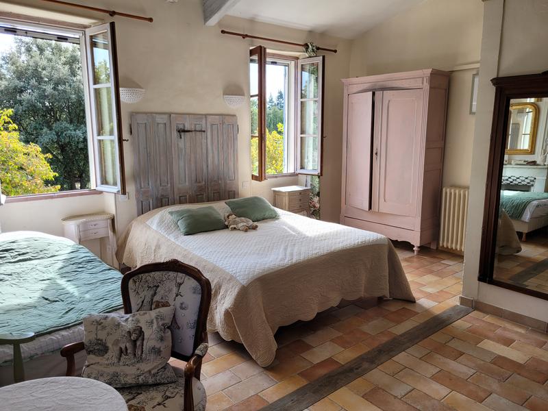 Chambre avec lit double avec une tête de litr en volet
