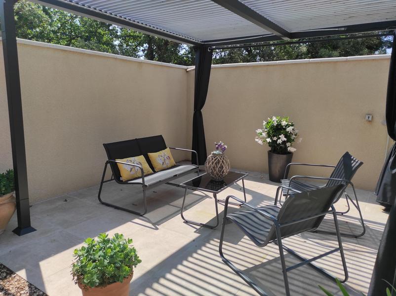 Jardin exterieur sous pergola 