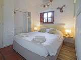 Chambre blanche avec un lit double