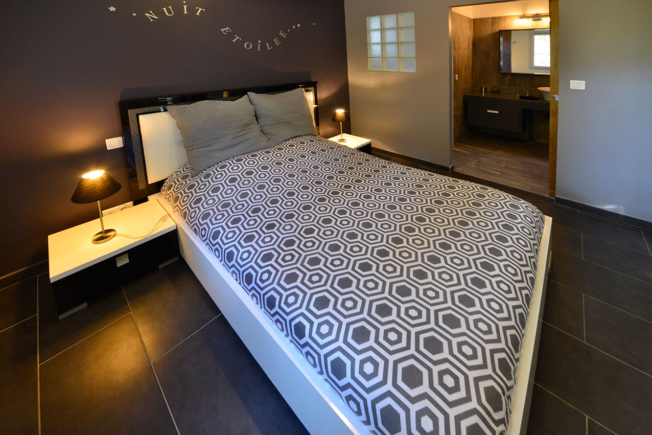 Chambre nuit étoilée avec un lit double 