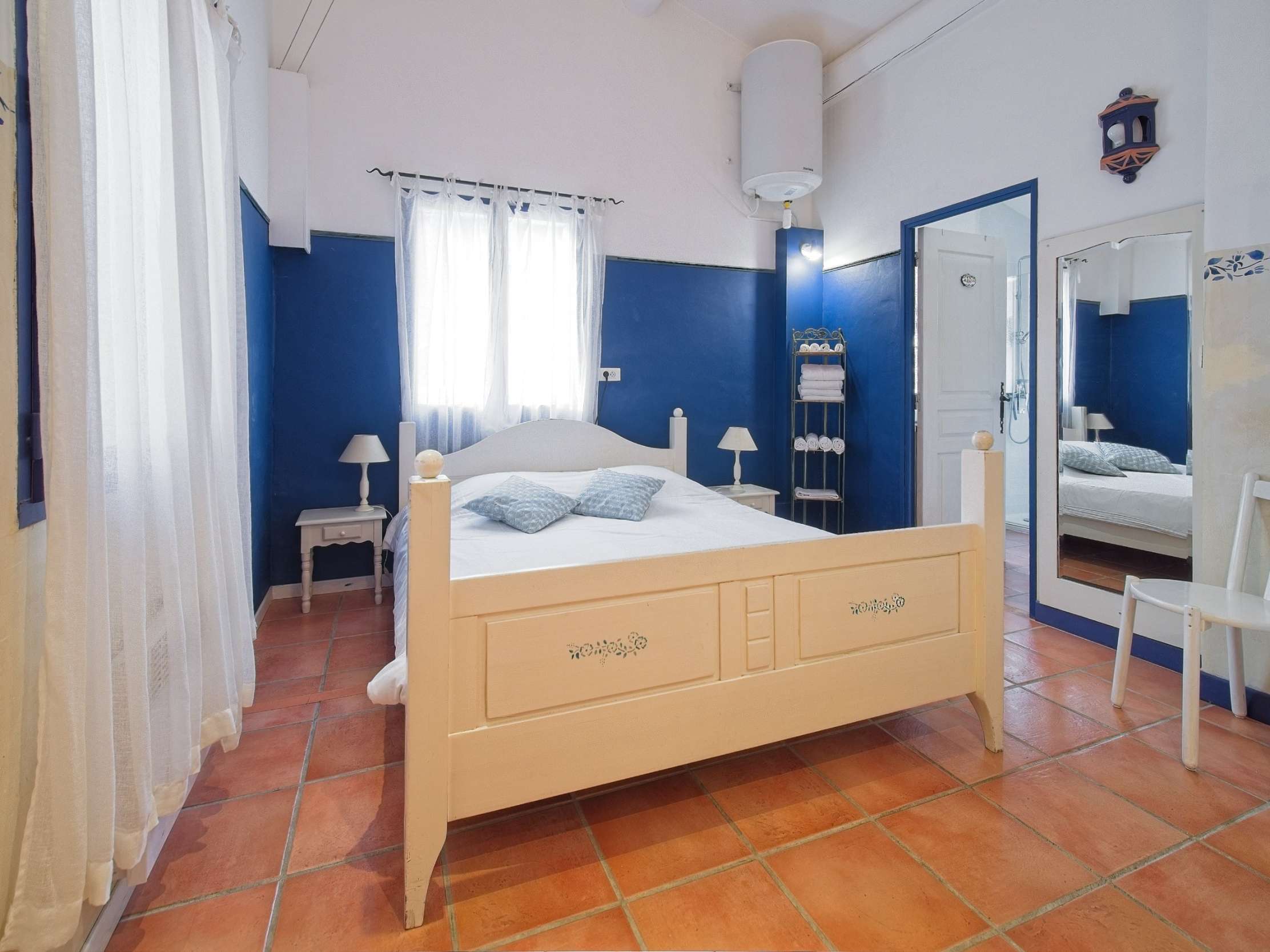 Chambre bleue avec lit double 