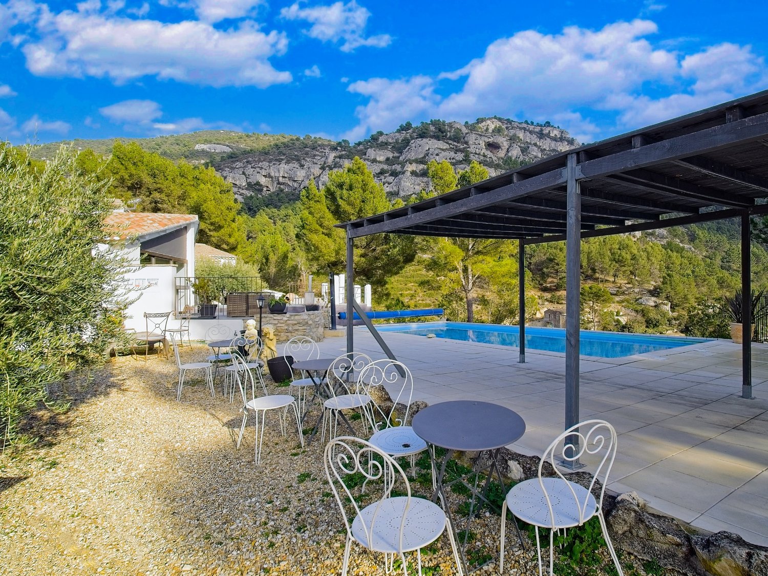 Piscine exterieure avec chaises et pergola