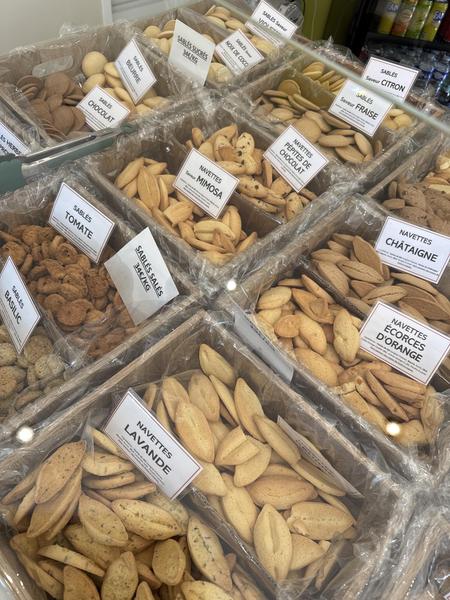 etalage de biscuits salés et navettes aux différents parfums