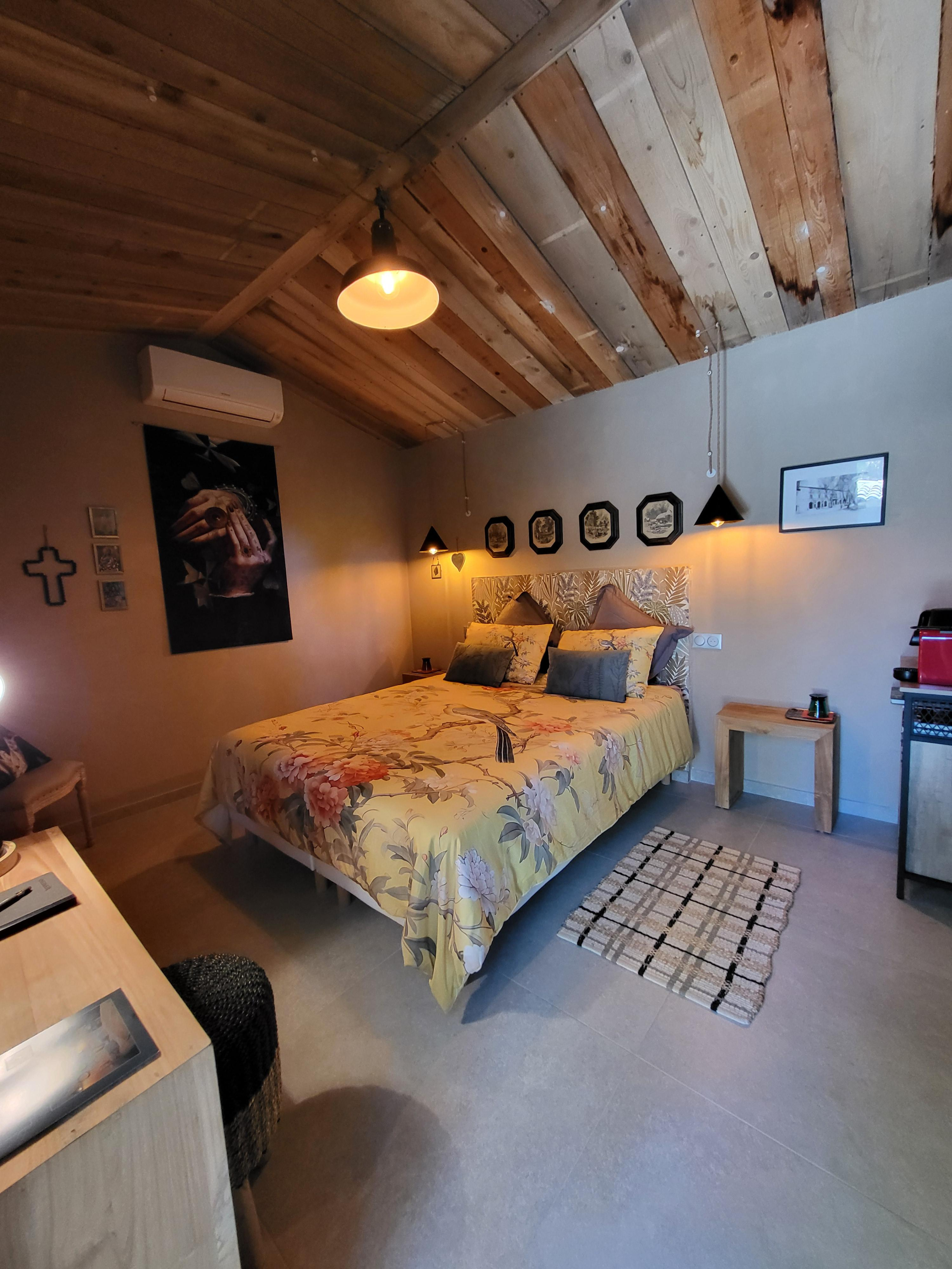 Chambre avec lit double 