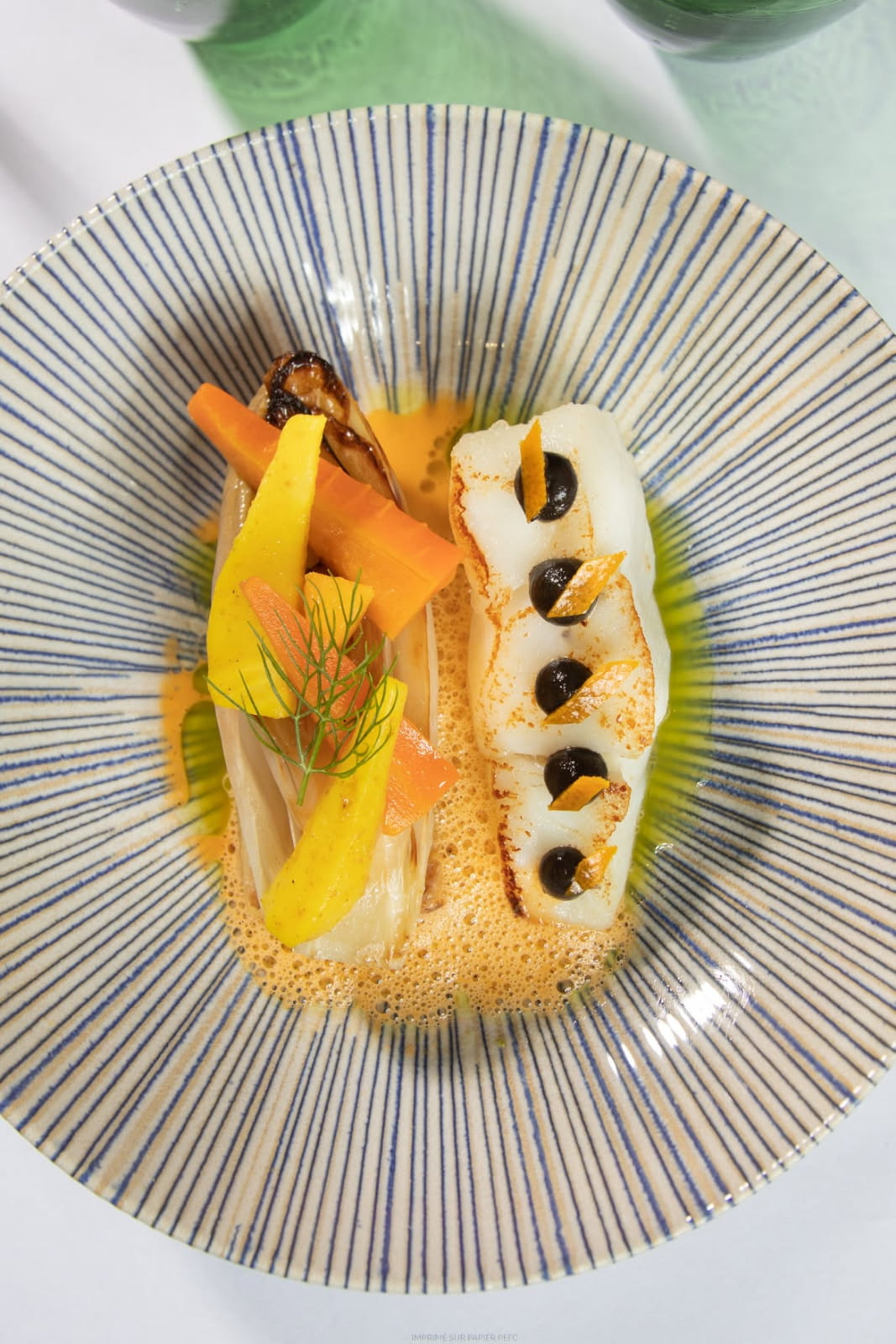 assiette de poisson et jégumes endive et carottes jaune et organge