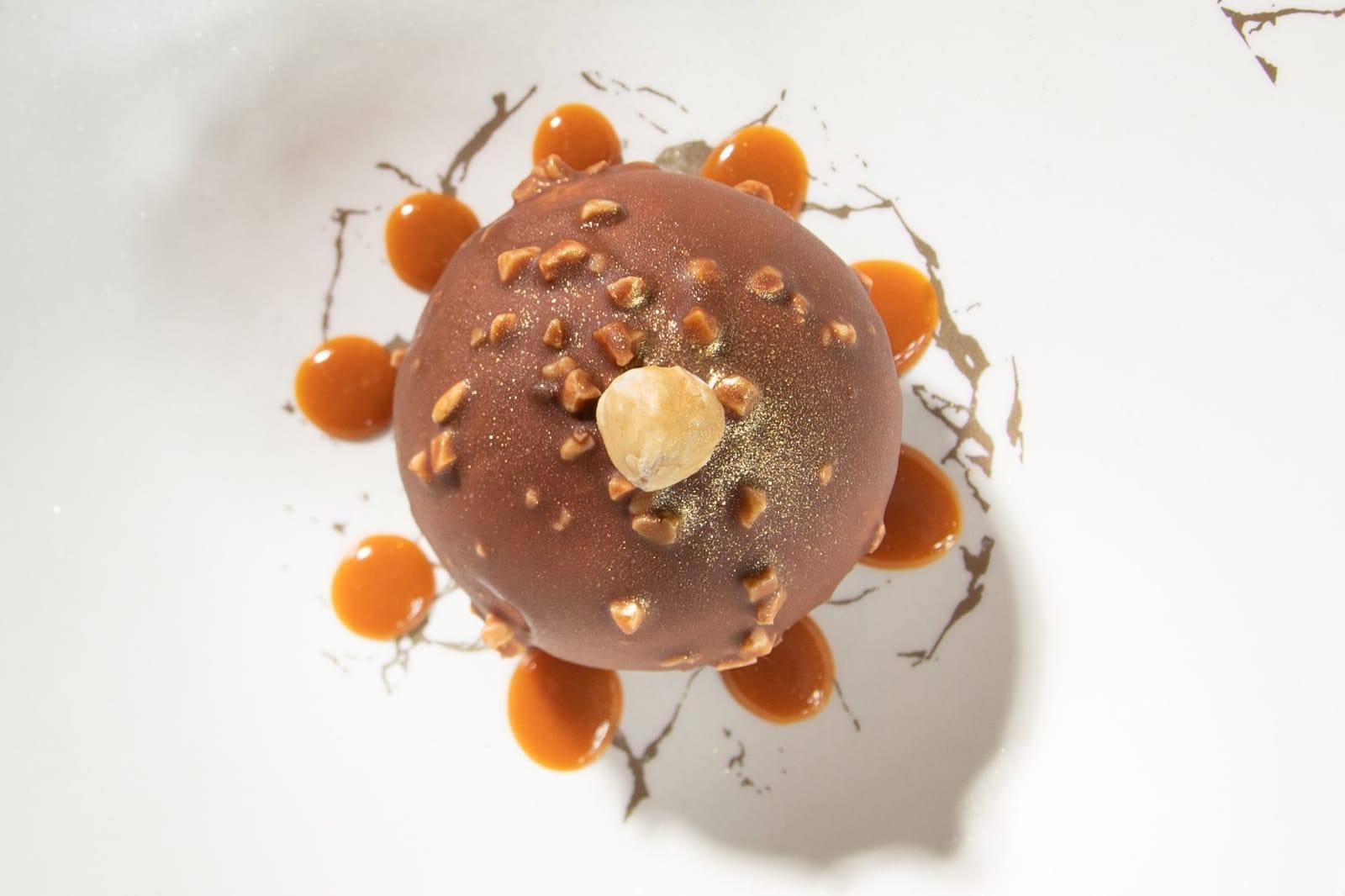 dessert rond au chosolats et éclats de noisette 