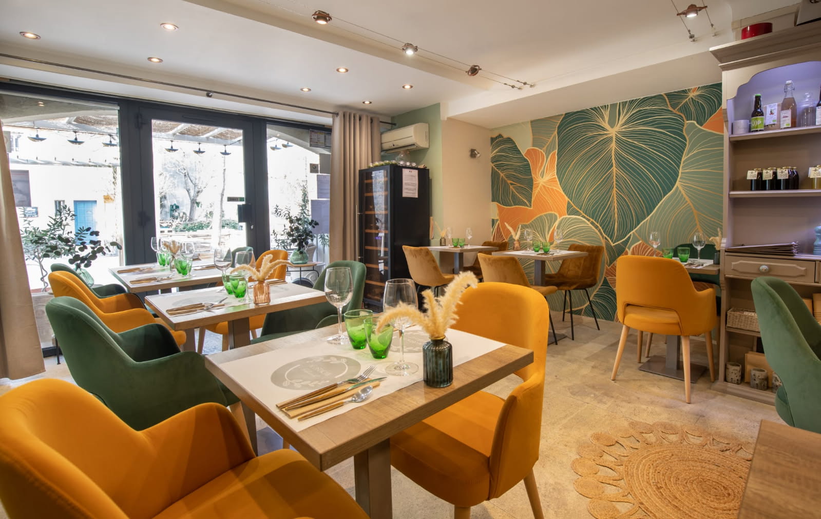 intérieur salle resto vert amande et jaune curry