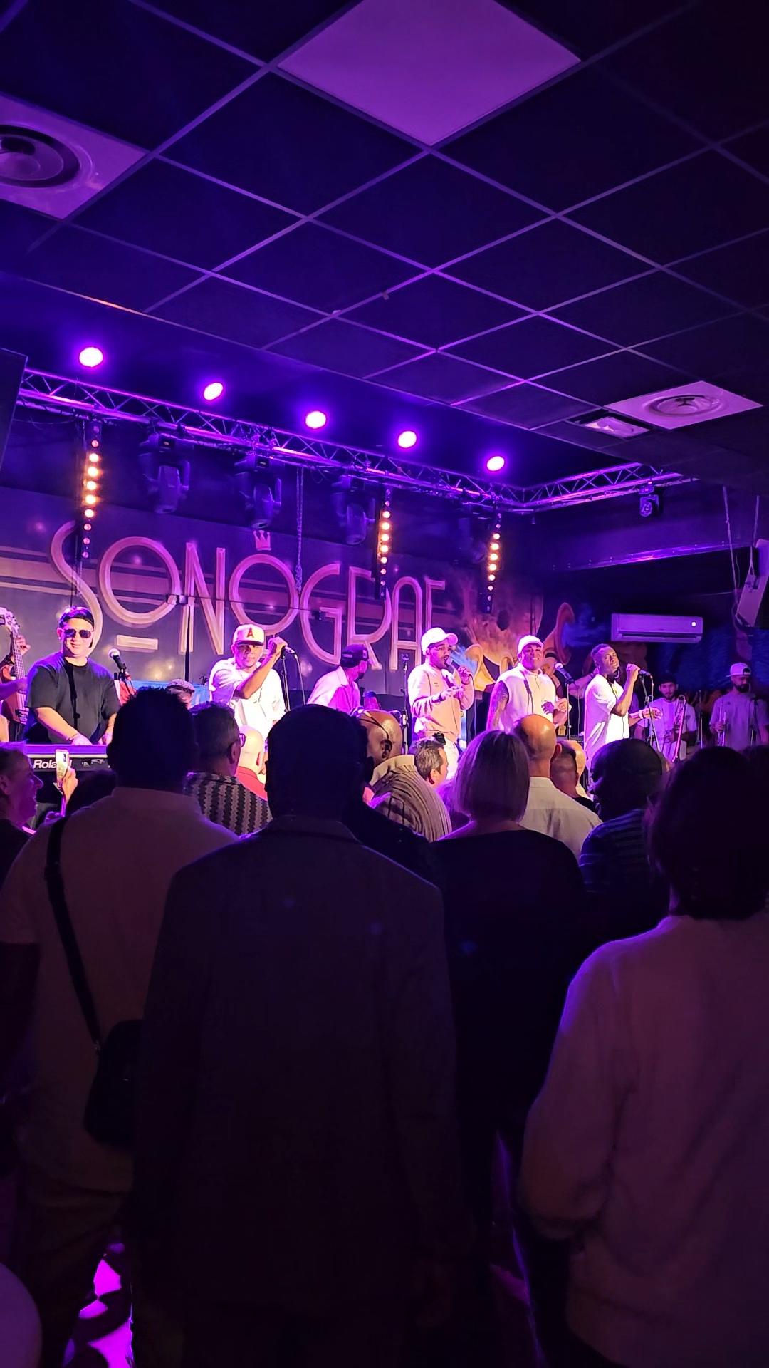 groupe sur scène et public devant