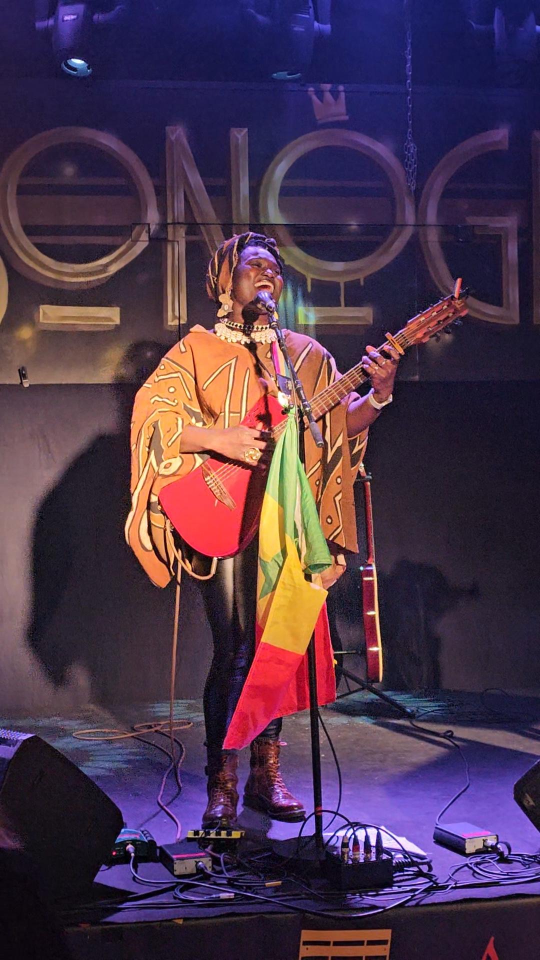 chanteuse black a la guitare