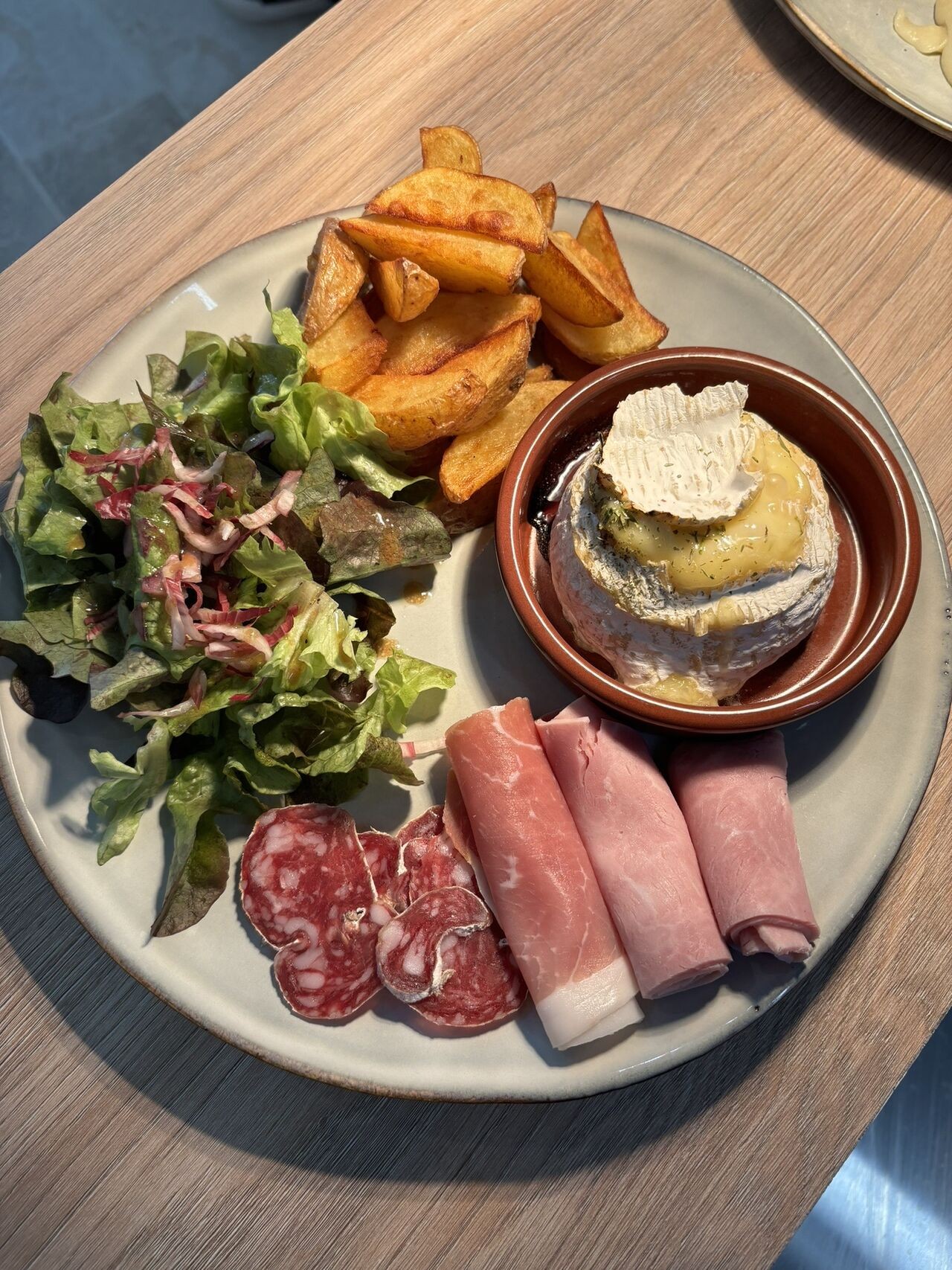 assiette frites charcuterie et fromage roti