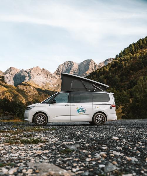 Van aménagé compact et confortable, parfait pour partir à l’aventure au cœur des grands espaces et paysages de montagne.