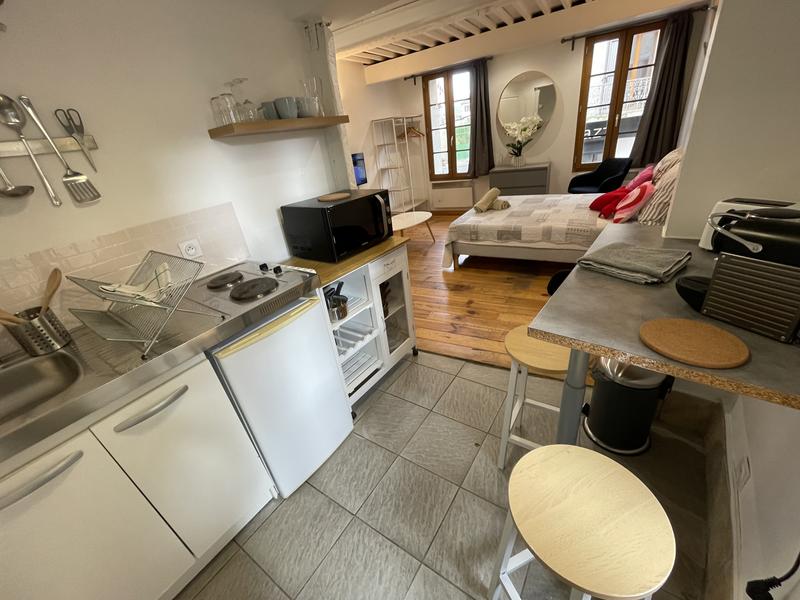 Coin cuisine équipé et espace repas pratique pour profiter d’un séjour en toute autonomie.
