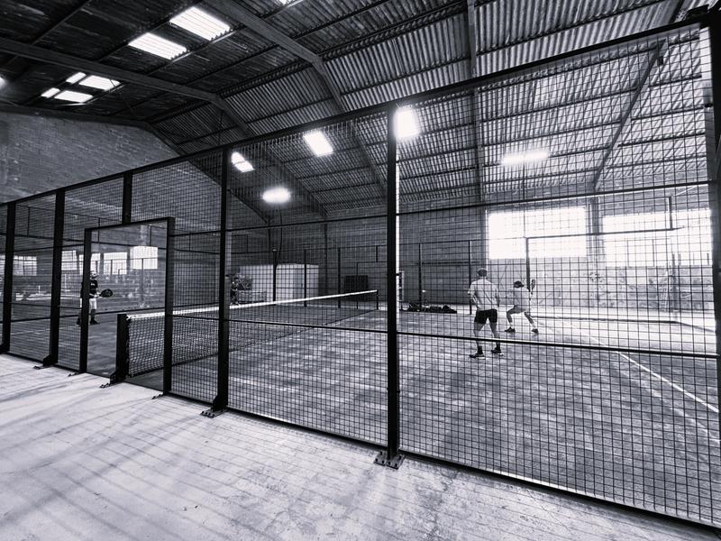 Terrain de padel couvert privatif, idéal pour jouer en toute saison dans un espace moderne et convivial.