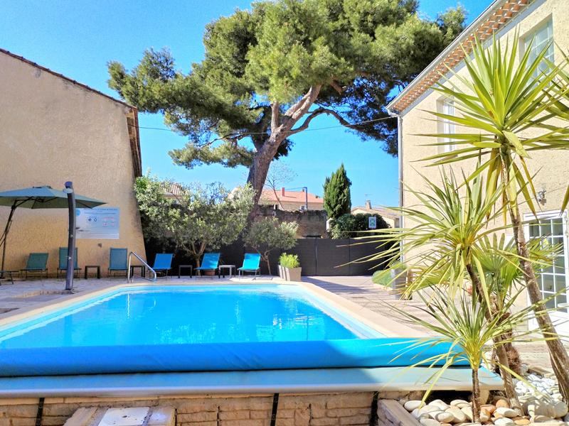 La piscine extérieure de l’Hôtel La Bastide d’Entraigues offre un agréable espace de détente au cœur de l’établissement. Bordée de bains de soleil et entourée d’une terrasse lumineuse, elle permet de profiter pleinement du climat provençal dans une atmosphère calme et conviviale.