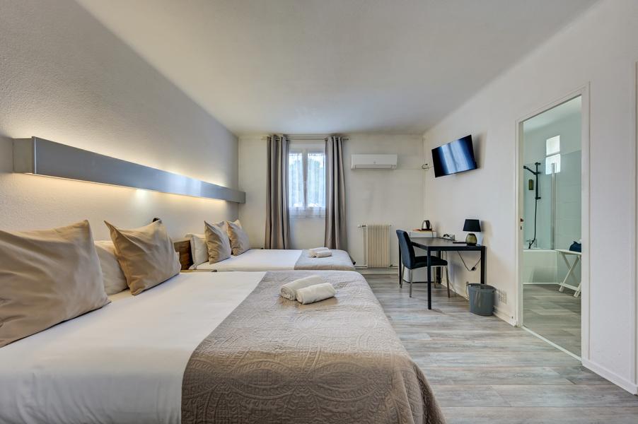 Cette chambre familiale spacieuse et climatisée dispose de plusieurs couchages confortables, idéale pour un séjour en famille ou entre amis près de L’Isle-sur-la-Sorgue. Son ambiance sobre et contemporaine invite au repos après une journée de découverte en Provence.