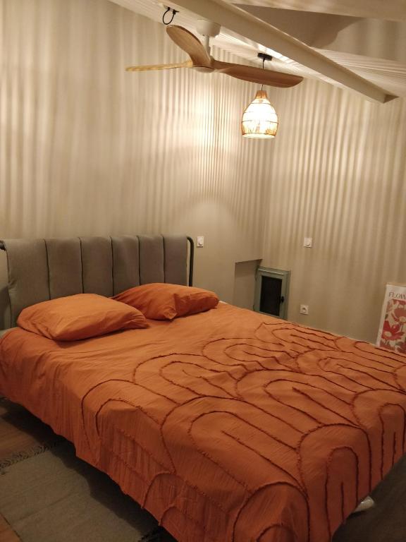 Chambre cosy à l’atmosphère chaleureuse, avec lit double, décoration contemporaine et éclairage tamisé. Un espace confortable pensé pour des nuits paisibles au cœur du centre historique de L’Isle-sur-la-Sorgue.