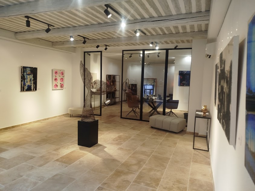 Cette salle d’exposition illustre l’univers contemporain de Demeure Privée à travers une scénographie sobre et élégante. Sculptures, peintures et œuvres graphiques cohabitent harmonieusement dans un espace ouvert pensé pour la contemplation. La lumière, les volumes et les lignes épurées renforcent l’expérience immersive proposée par la galerie au cœur de L’Isle-sur-la-Sorgue.