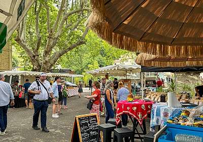 Place au Marché à Fontaine de Vaucluse